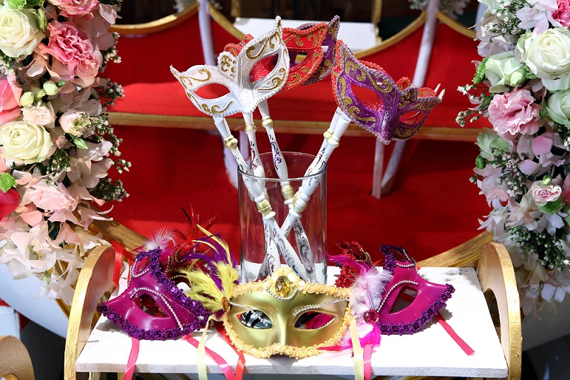 mask theme decor
